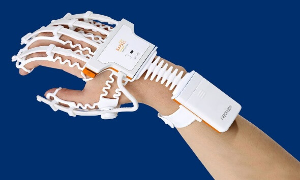 A picture containing weapon, knifeDescription automatically generated