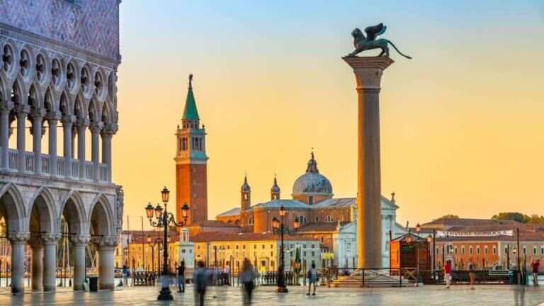 Overtourism bcg; Il rinascimento del tech italiano nell'era dell'AI; settore hospitality; Turismo italiano nel 2025: i numeri, il ruolo dell'IA e le nuove rotte digitali turismo culturale digitale